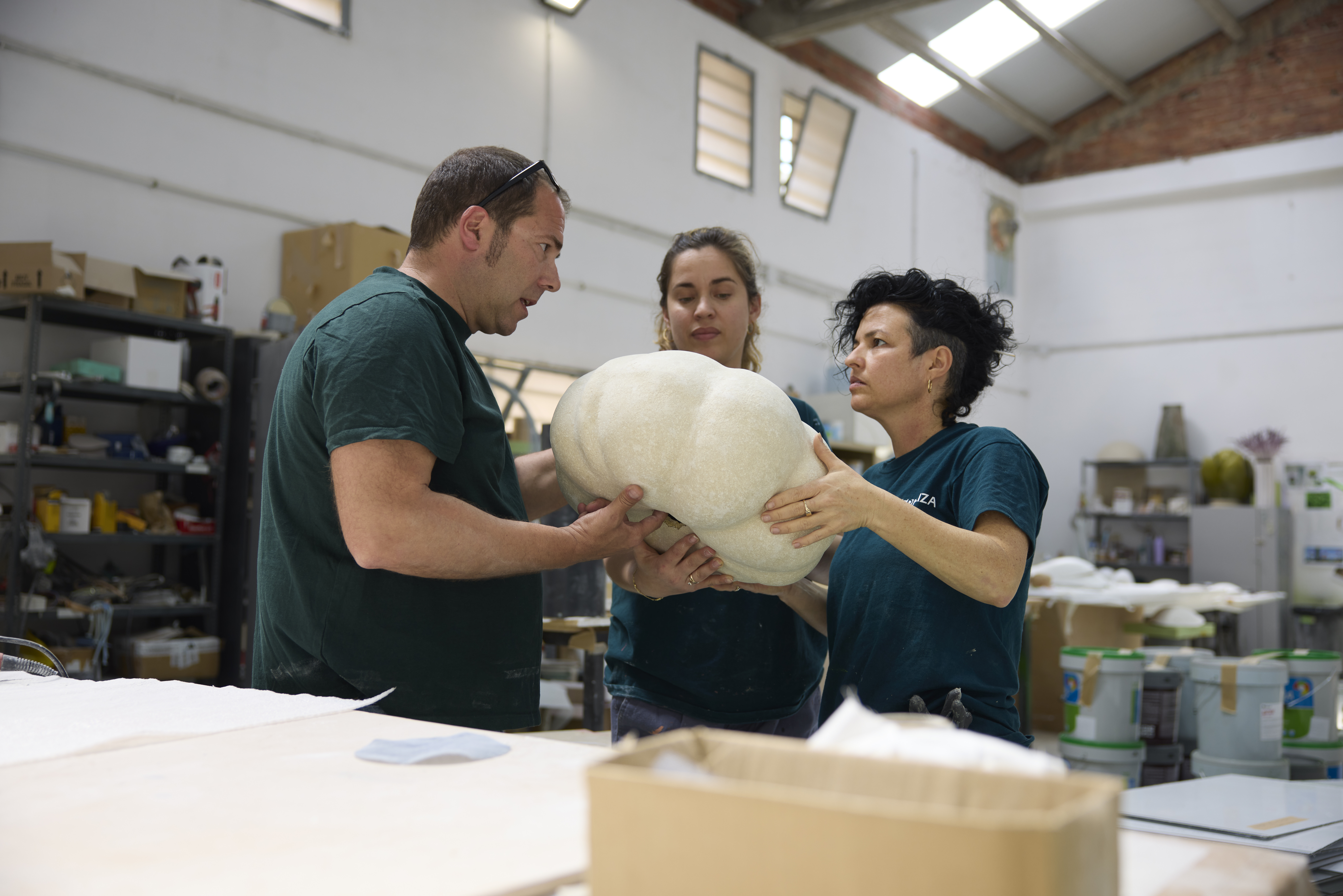 Equipo de Materializa trabajando sobre una pieza en el taller